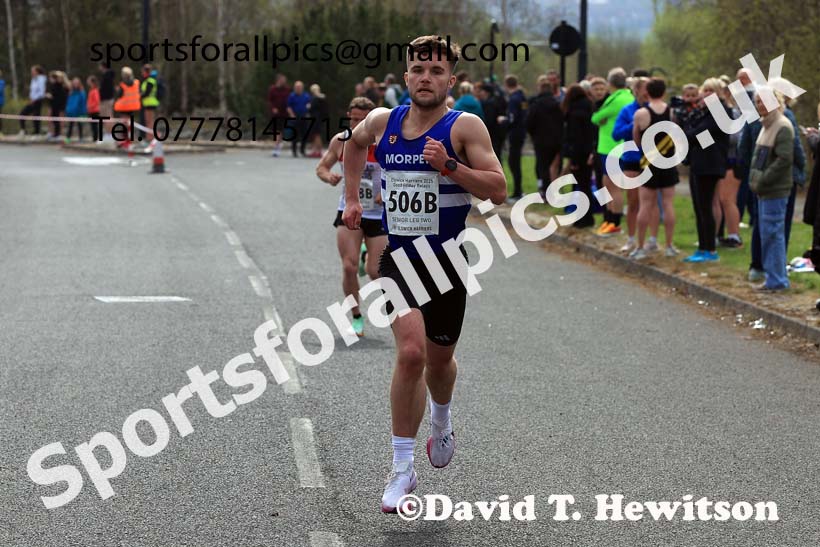 Senior mens relay, 2025 Elswick Harriers Good Friday Road Relays, Newburn, Newcastle upon Tyne. Photo: David T. Hewitson/Sports for All Pics